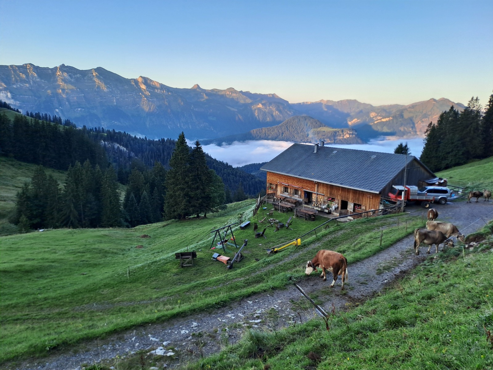 Alpe mit Bergpanorama und Hütte